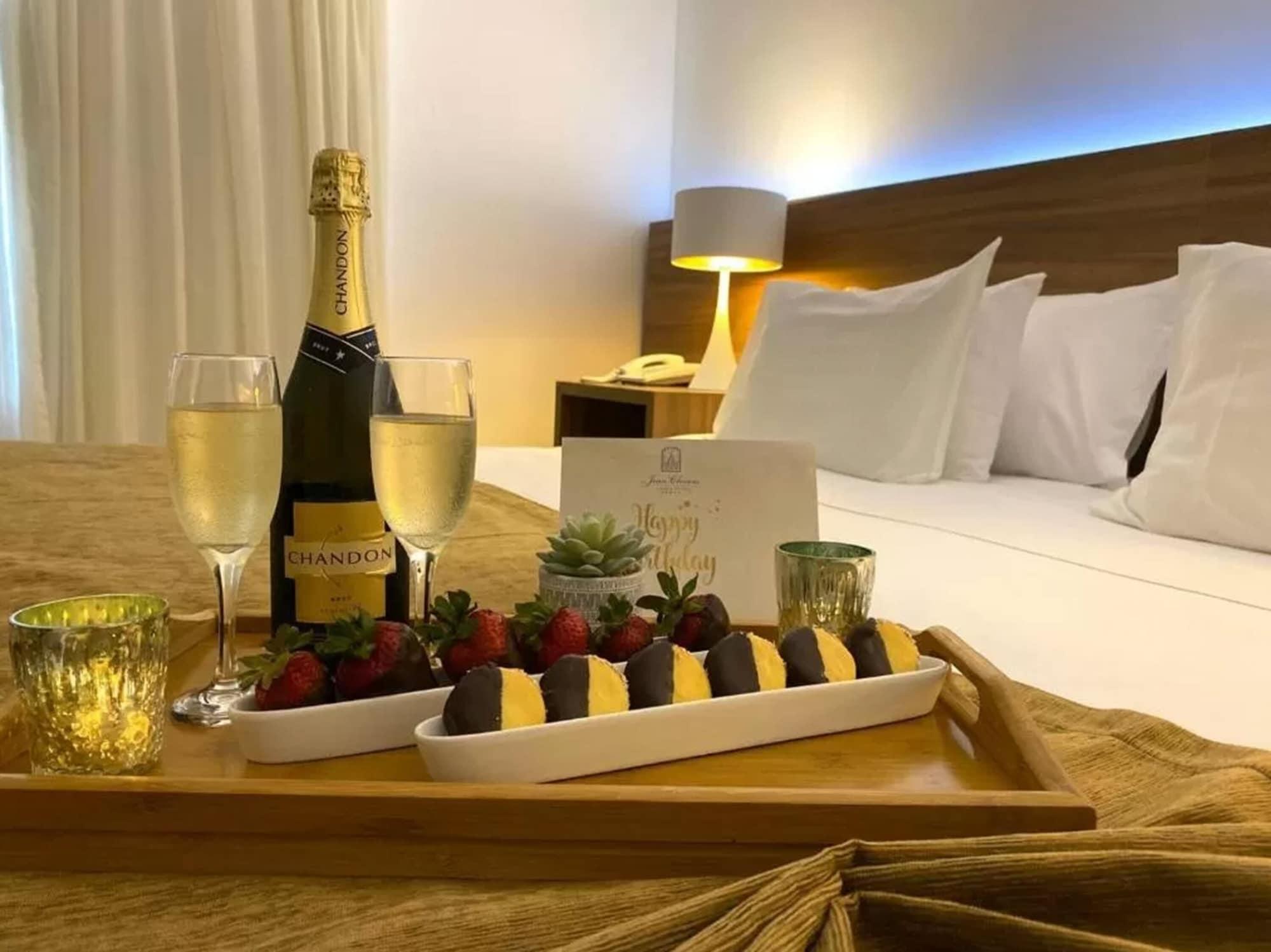 Parque Hotel Jean Clevers Punta del Este Eksteriør billede A room service tray
