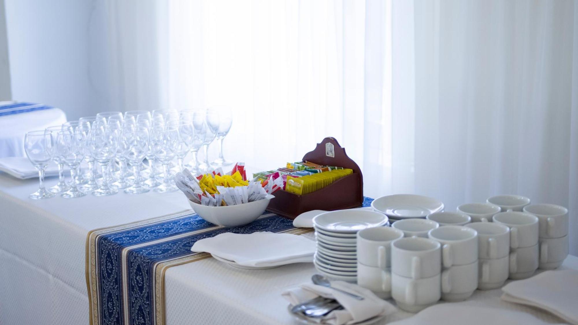 Parque Hotel Jean Clevers Punta del Este Eksteriør billede A table set for a buffet