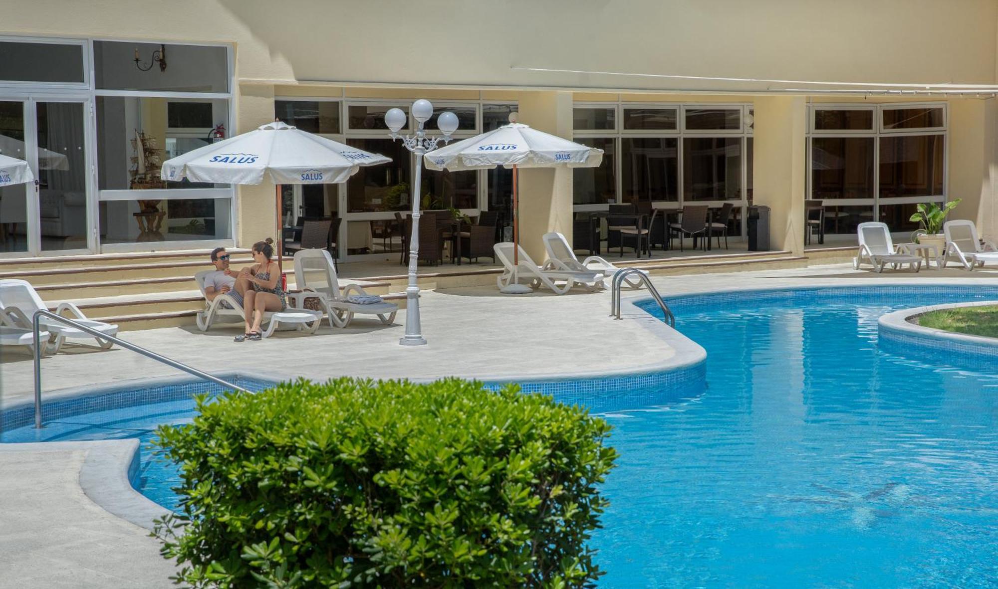 Parque Hotel Jean Clevers Punta del Este Eksteriør billede The pool at the hotel