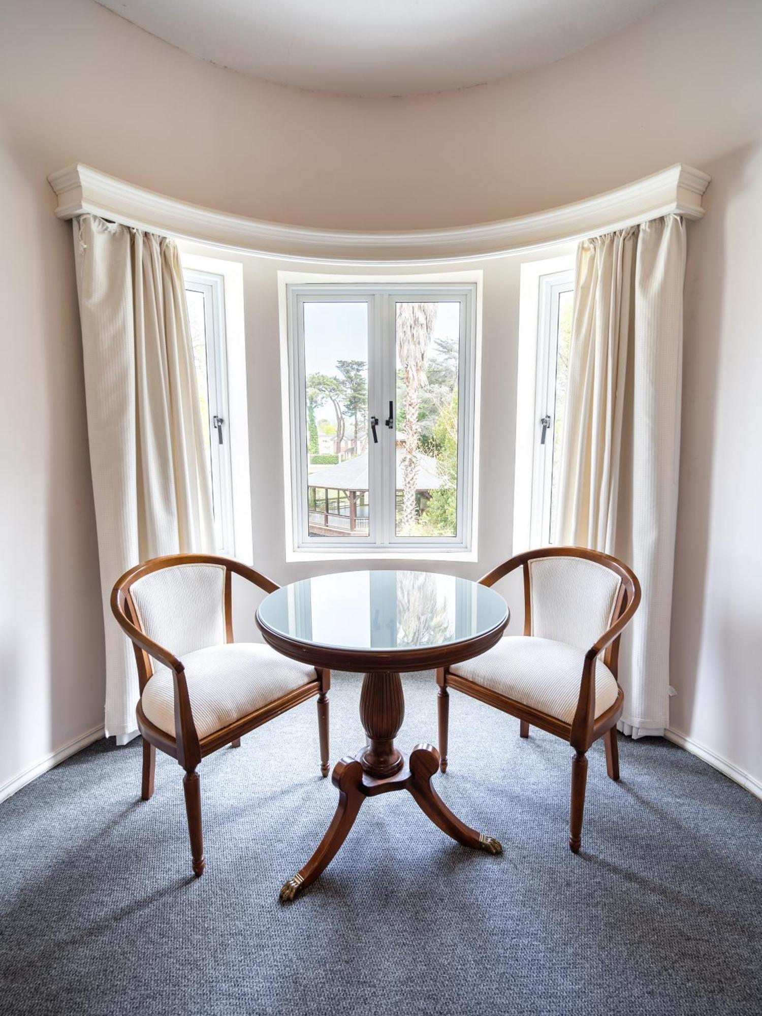 Parque Hotel Jean Clevers Punta del Este Eksteriør billede A window seat with a table and two chairs