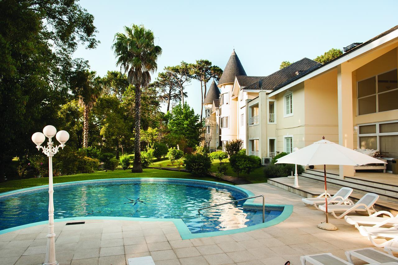 Parque Hotel Jean Clevers Punta del Este Eksteriør billede The swimming pool at the hotel