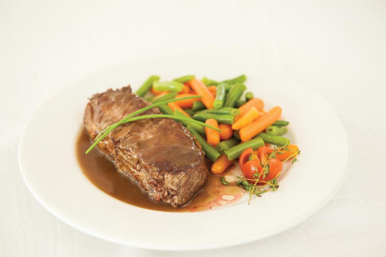 Parque Hotel Jean Clevers Punta del Este Eksteriør billede A plate of braised ox cheek