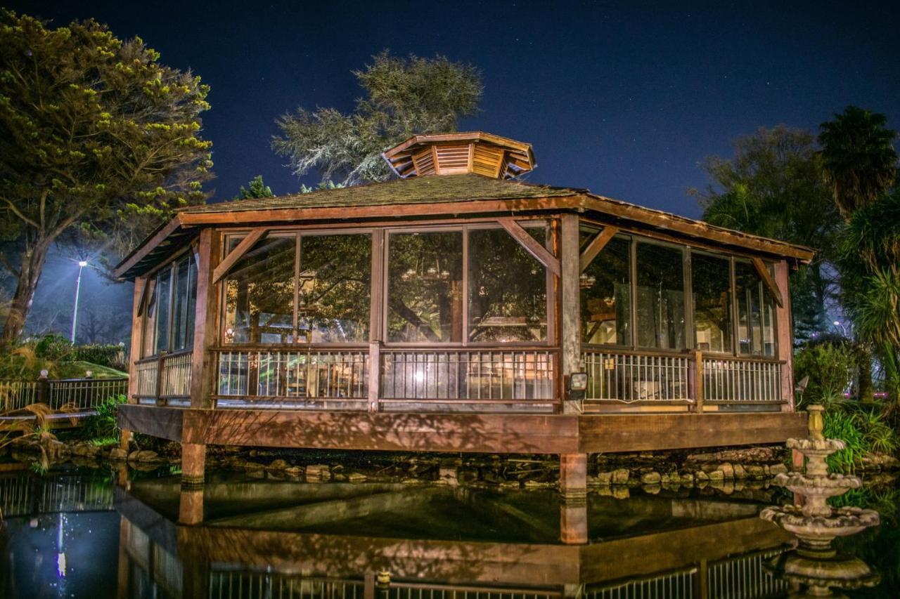 Parque Hotel Jean Clevers Punta del Este Eksteriør billede The gazebo at the center of the pond