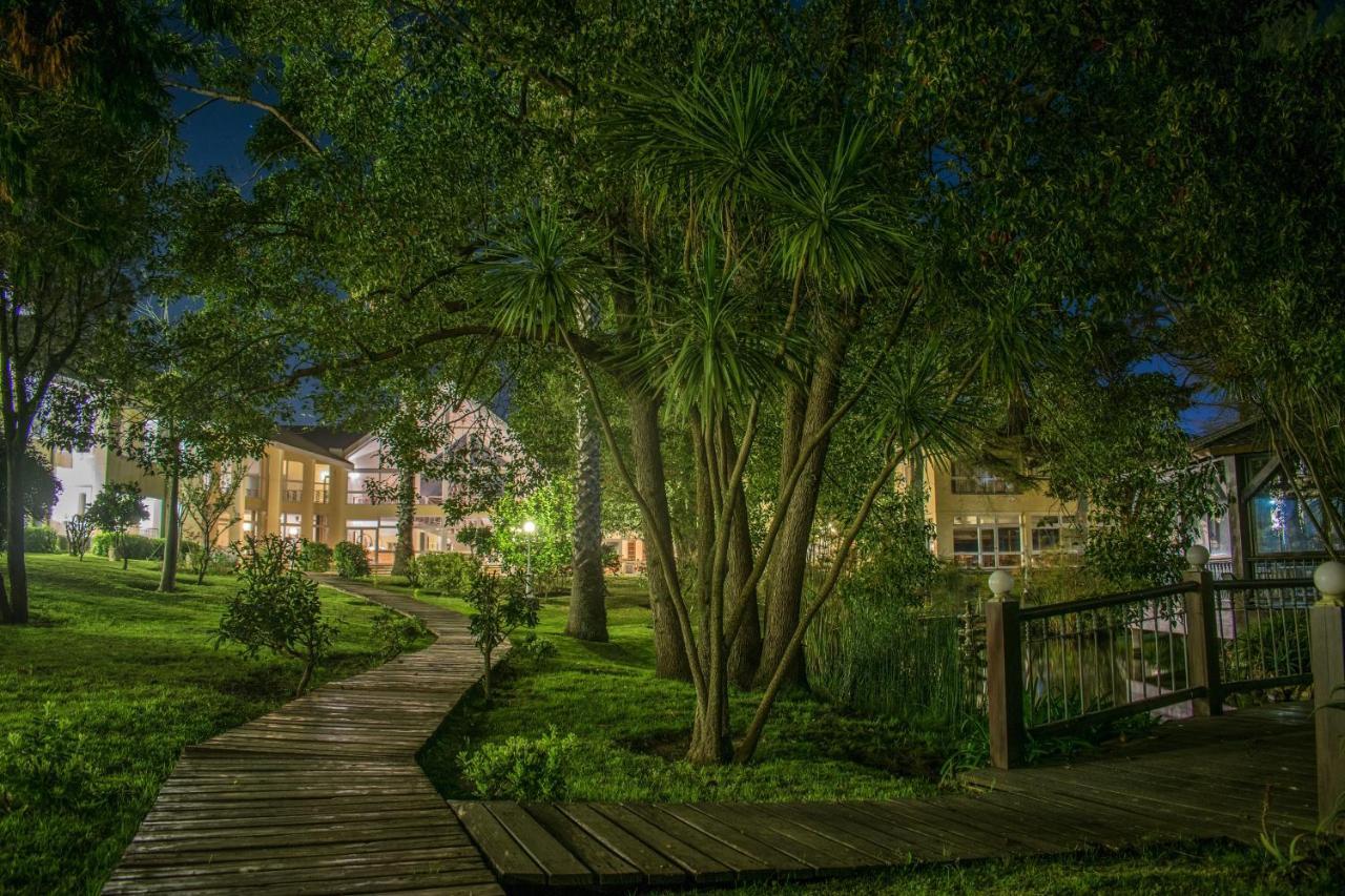 Parque Hotel Jean Clevers Punta del Este Eksteriør billede The campus at night